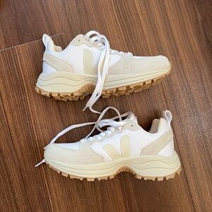 BRAND NEW Veja Venturi Sneakers